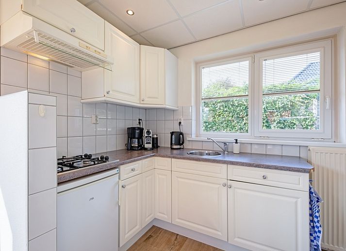 Luchtfoto van Vogelweelde vakantiehuis in De Koog, Texel, omgeven door duinen en natuur.