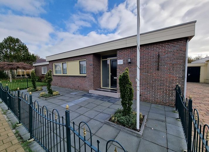 Gemuetliches Wohnzimmer im Bungalow Epelaan 13, De Koog, Texel. Geraeumiges Ferienhaus mit bequemen Sitzgelegenheiten und viel natuerlichem Licht.