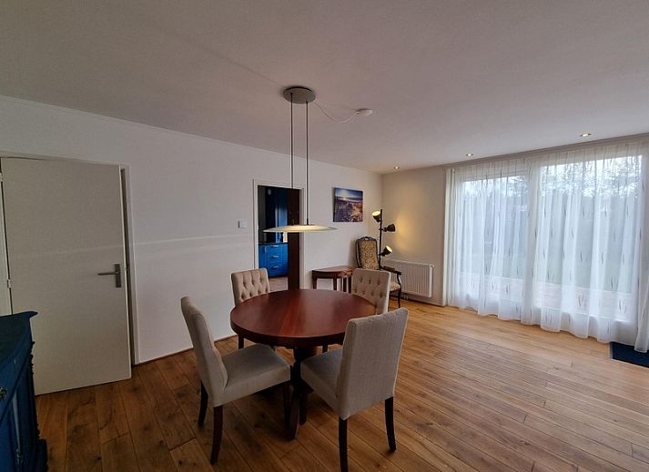 Gemuetliches Wohnzimmer im Bungalow Epelaan 13, De Koog, Texel. Geraeumiges Ferienhaus mit bequemen Sitzgelegenheiten und viel natuerlichem Licht.