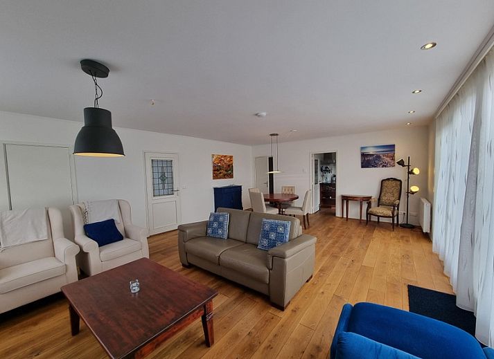 Gemuetliches Wohnzimmer im Bungalow Epelaan 13, De Koog, Texel. Geraeumiges Ferienhaus mit bequemen Sitzgelegenheiten und viel natuerlichem Licht.