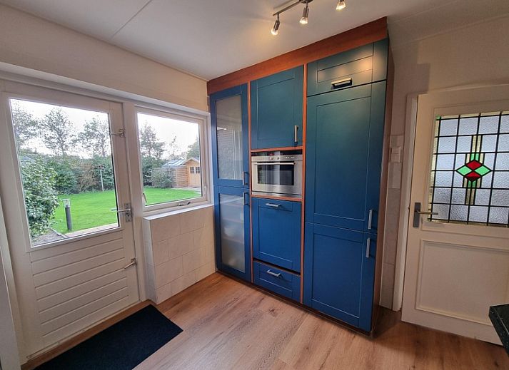 Vorderansicht des Bungalows Epelaan 13, De Koog, Texel. Ferienhaus mit moderner Backsteinfassade und geschlossenem Garten.