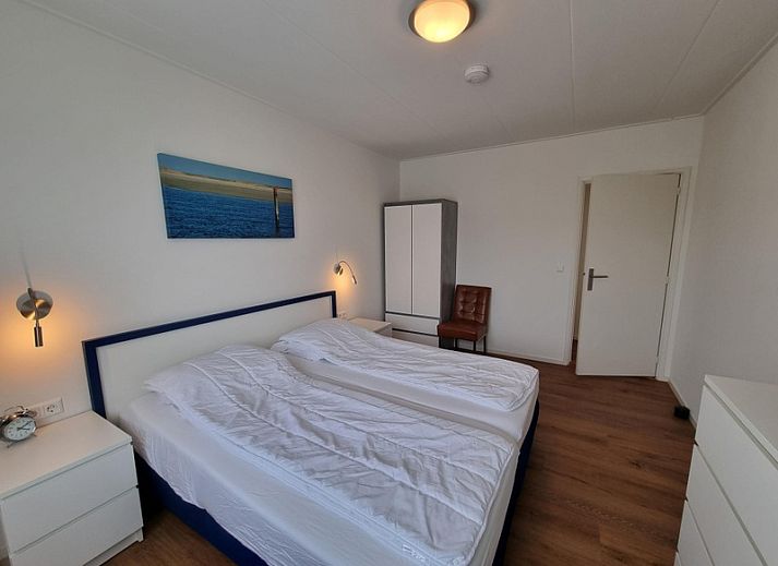 Vorderansicht des Bungalows Epelaan 13, De Koog, Texel. Ferienhaus mit moderner Backsteinfassade und geschlossenem Garten.