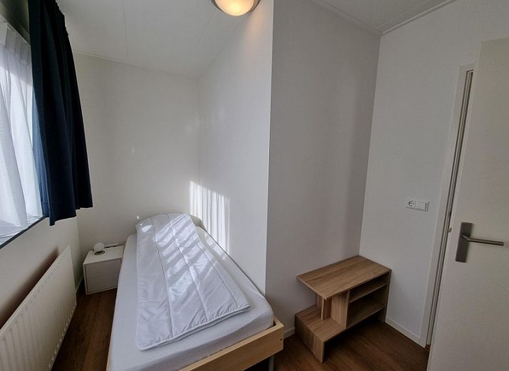 Helles und geraeumiges Wohnzimmer im Bungalow Epelaan 13, De Koog, Texel. Ferienhaus mit stilvoller Einrichtung und grossen Fenstern.