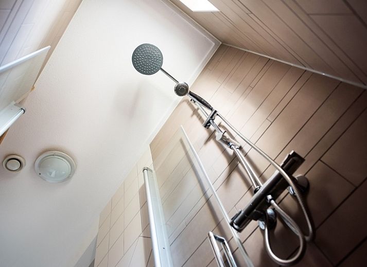 Villa 6 in De Koog, Texel mit sonniger Terrasse und gruenem Garten, ideal fuer einen erholsamen Urlaub auf den Watteninseln.