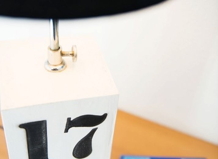 Villa 6 in De Koog, Texel mit sonniger Terrasse und gruenem Garten, ideal fuer einen erholsamen Urlaub auf den Watteninseln.