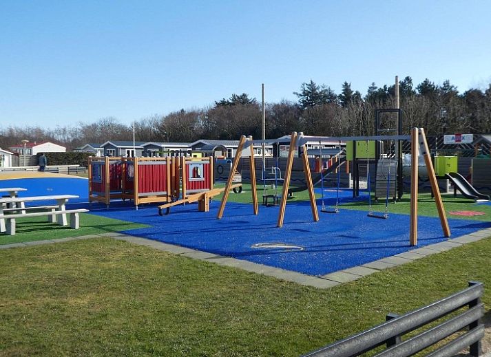 Chaletpark Bregkoog in De Koog, Texel biedt een charmant vakantiehuis met zonnig terras en toegangspoort.