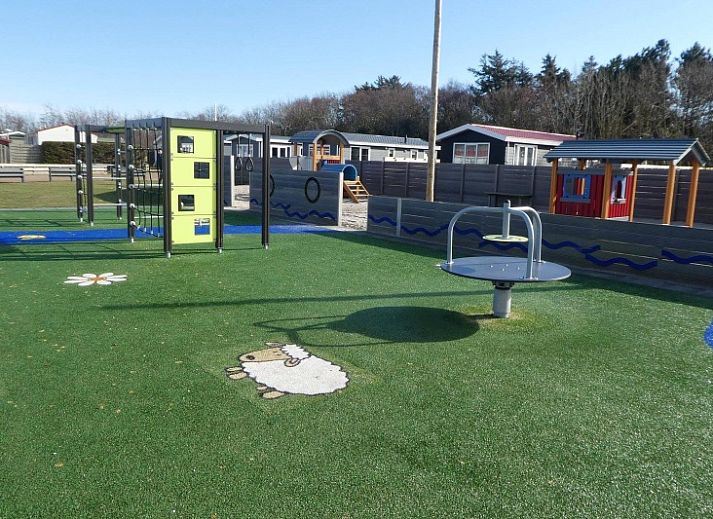 Chaletpark Bregkoog in De Koog, Texel biedt een charmant vakantiehuis met zonnig terras en toegangspoort.