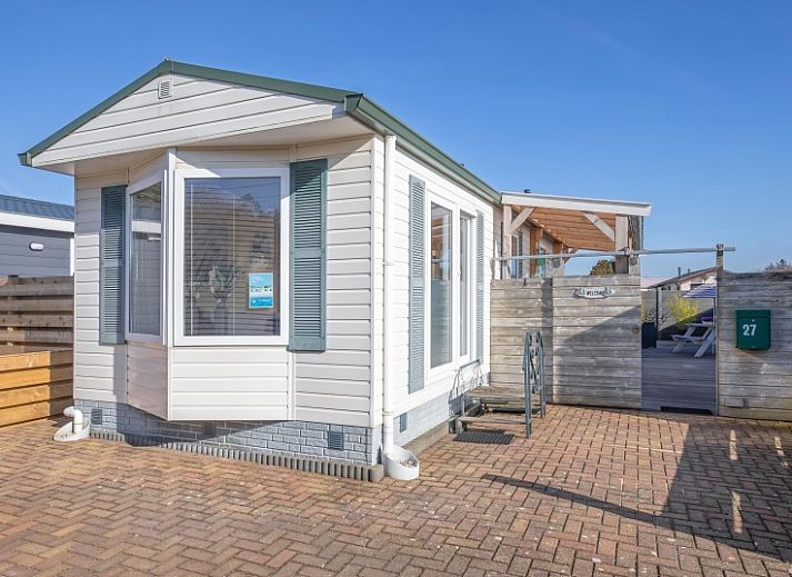 Chaletpark Bregkoog in De Koog, Texel biedt een charmant vakantiehuis met zonnig terras en toegangspoort.