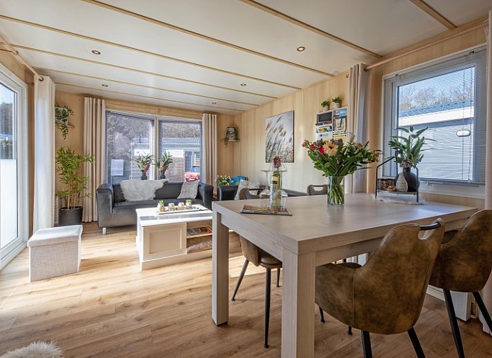 Speeltuin bij Chaletpark Bregkoog, De Koog Texel, ideaal voor kinderen met kleurrijke speeltoestellen.