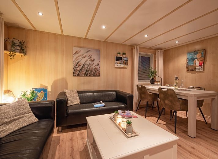 Speeltuin bij Chaletpark Bregkoog, De Koog Texel, ideaal voor kinderen met kleurrijke speeltoestellen.