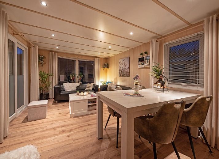 Speeltuin bij Chaletpark Bregkoog, De Koog Texel, ideaal voor kinderen met kleurrijke speeltoestellen.