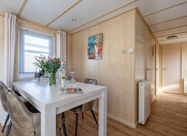 Uitgebreide speeltuin bij Chalet Bregkoog 27, De Koog Texel, met schommels en klimrekken voor kinderen.