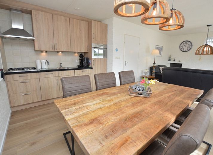 Gezellige woonkamer in Vakantiehuis Stappeland 205, De Koog, Texel met comfortabele banken en tuinzicht.