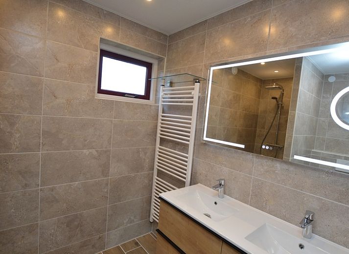 Lichte woonkamer van Vakantiehuis Stappeland 205 in De Koog, Texel met stijlvolle inrichting.