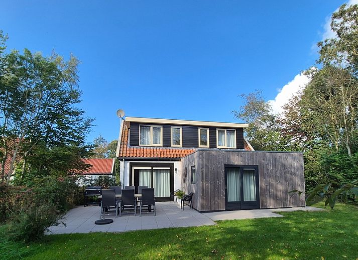 Landgoed Springtij - Stulpje Ferienhaus in De Koog, Texel mit sonniger Terrasse und gruener Umgebung.
