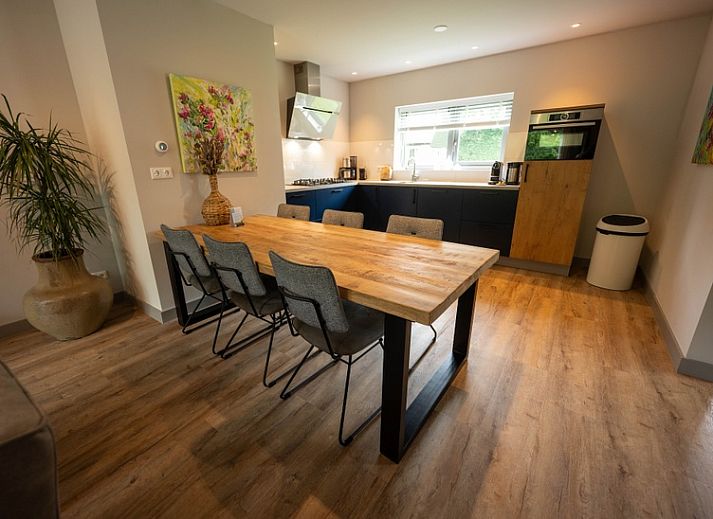 Eingang zum Landgut Springtij - Stulpje in De Koog, Texel mit gemuetlichen Sitzgelegenheiten und Pflanzen.