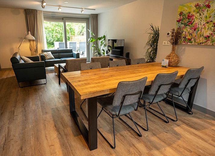 Eingang zum Landgut Springtij - Stulpje in De Koog, Texel mit gemuetlichen Sitzgelegenheiten und Pflanzen.