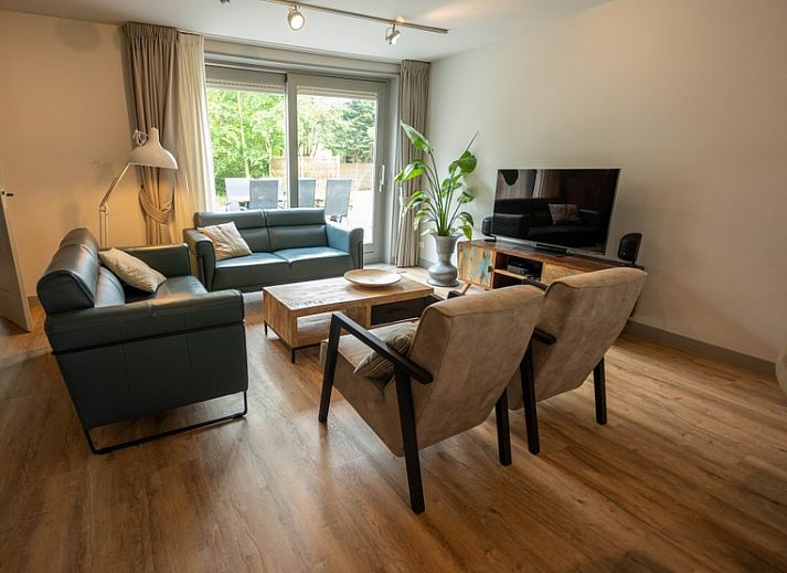 Eingang zum Landgut Springtij - Stulpje in De Koog, Texel mit gemuetlichen Sitzgelegenheiten und Pflanzen.