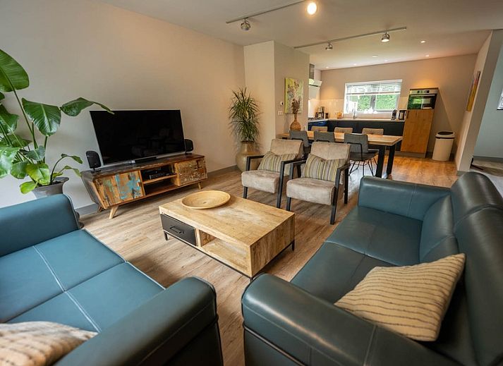 Eingang zum Landgut Springtij - Stulpje in De Koog, Texel mit gemuetlichen Sitzgelegenheiten und Pflanzen.