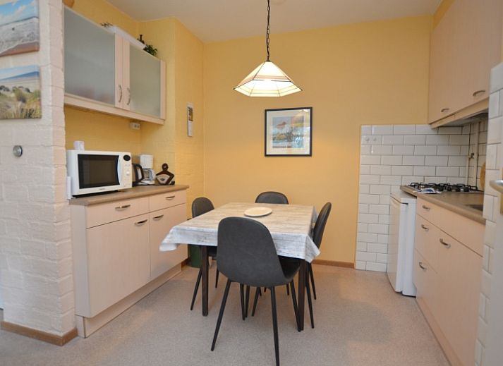 Helles Wohnzimmer im Apartment Kerckeland 68, De Koog, Texel mit Blick auf die gruene Umgebung.