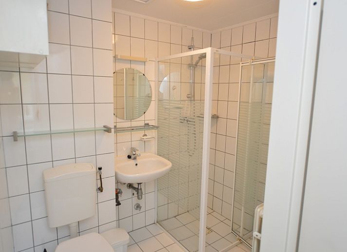 Helles Wohnzimmer im Apartment Kerckeland 68, De Koog, Texel mit Blick auf die gruene Umgebung.