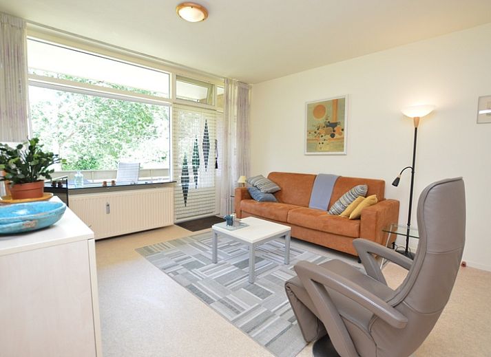 Gezellige woonkamer in Appartement Kerckeland 64, De Koog, Texel met comfortabele zitruimte.