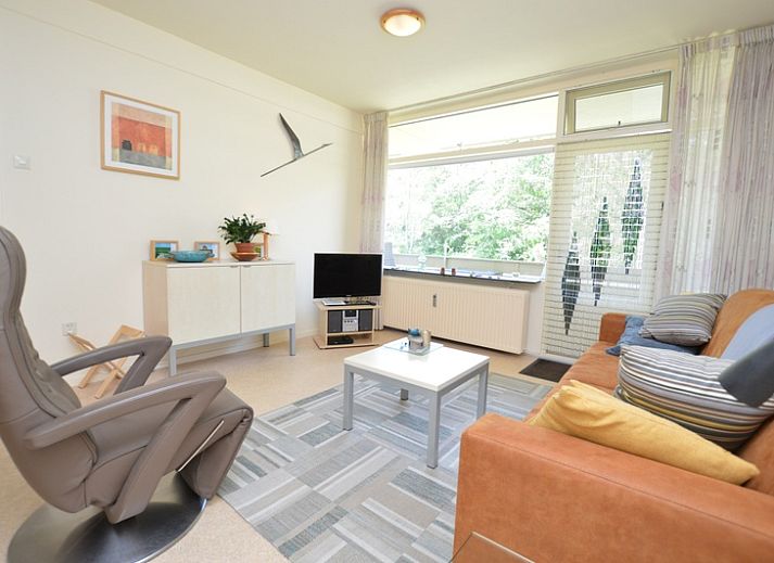 Gezellige woonkamer in Appartement Kerckeland 64, De Koog, Texel met comfortabele zitruimte.