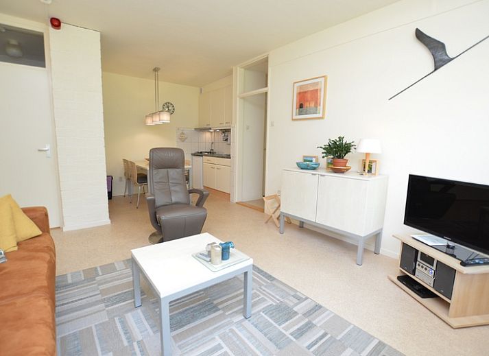 Gezellige woonkamer in Appartement Kerckeland 64, De Koog, Texel met comfortabele zitruimte.