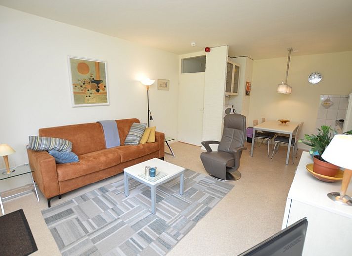 Gezellige woonkamer in Appartement Kerckeland 64, De Koog, Texel met comfortabele zitruimte.