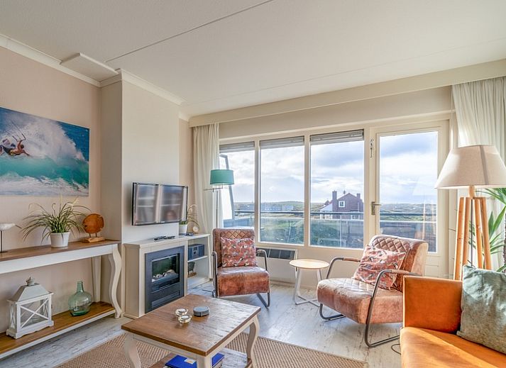 Gemuetliches Wohnzimmer von Appartement Juliana 148 Insel- und Meerblick in De Koog, Texel mit schoenem Blick auf die Duenen.