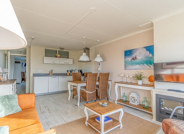 Gemuetliches Wohnzimmer von Appartement Juliana 148 Insel- und Meerblick in De Koog, Texel mit schoenem Blick auf die Duenen.