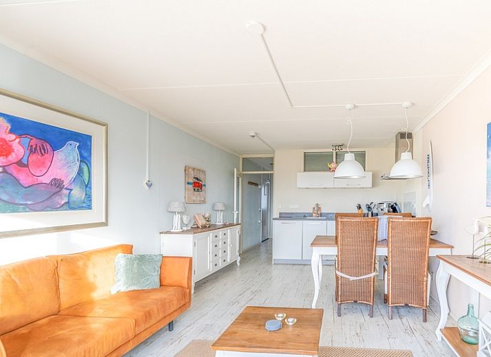 Gemuetliches Wohnzimmer von Appartement Juliana 148 Insel- und Meerblick in De Koog, Texel mit schoenem Blick auf die Duenen.