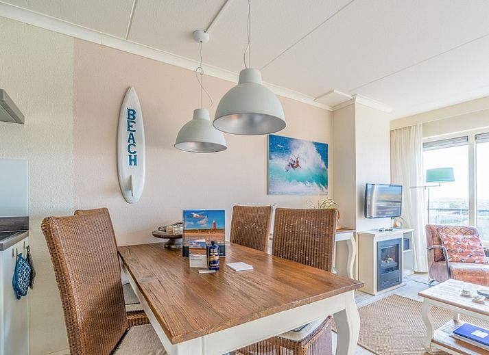 Stilvolle Sitzecke im Apartment Juliana 148 Island and Sea View, De Koog, Texel mit Blick auf die Watteninseln.