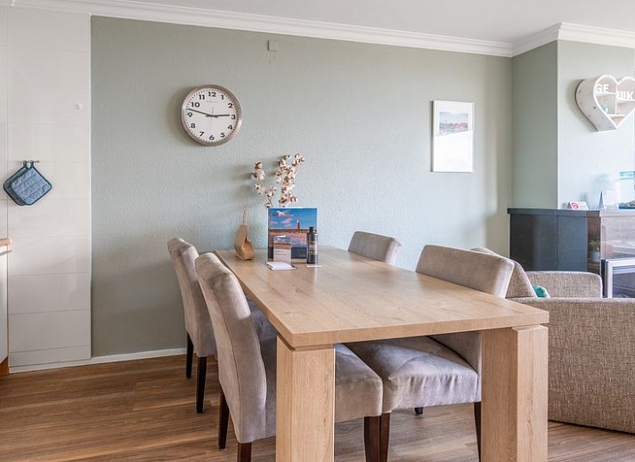 Lichte zithoek met uitzicht op de duinen in Appartement Juliana 164 Zeezicht, De Koog, Texel.