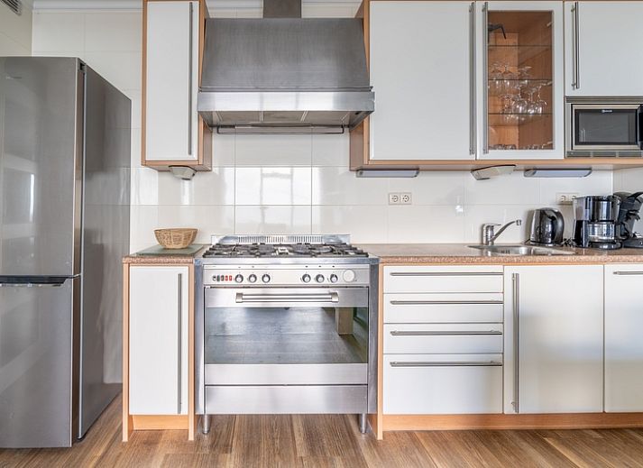 Lichte zithoek met uitzicht op de duinen in Appartement Juliana 164 Zeezicht, De Koog, Texel.