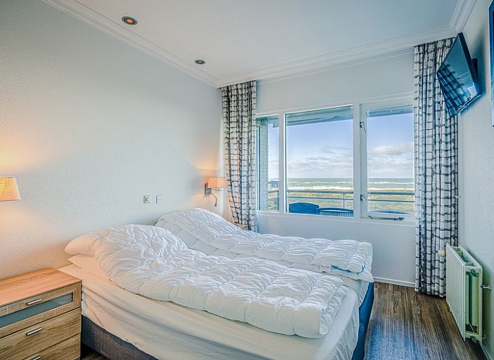 Lichte zithoek met uitzicht op de duinen in Appartement Juliana 164 Zeezicht, De Koog, Texel.