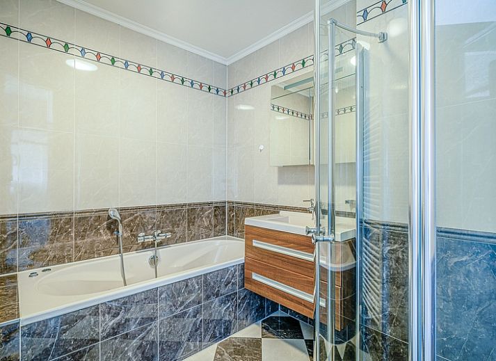 Lichte zithoek met uitzicht op de duinen in Appartement Juliana 164 Zeezicht, De Koog, Texel.