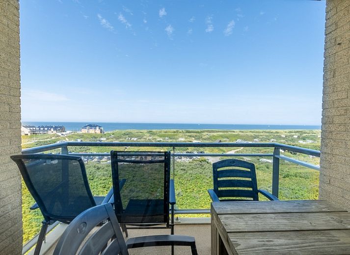 Comfortabele binnenruimte met grote ramen in Appartement Juliana 164 Zeezicht, De Koog, Texel.