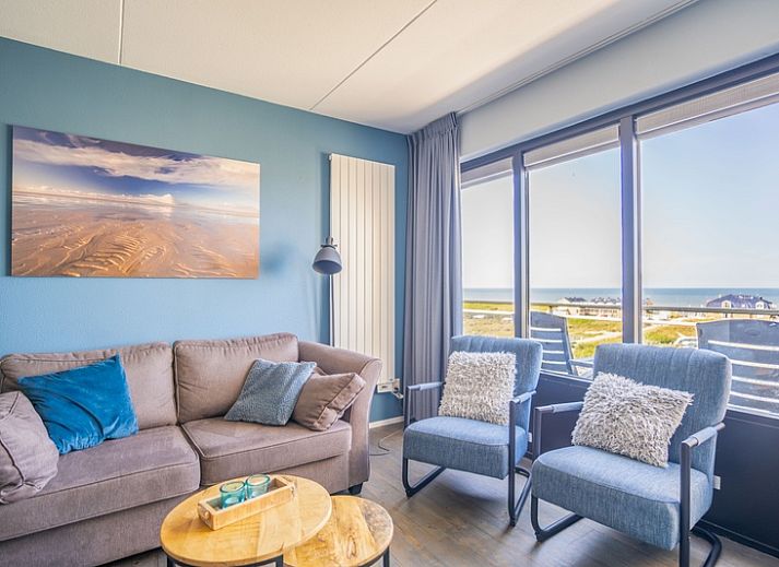 Gezellige woonkamer in Appartement Juliana 156 Zeezicht, De Koog, Texel, met prachtig uitzicht op de zee.