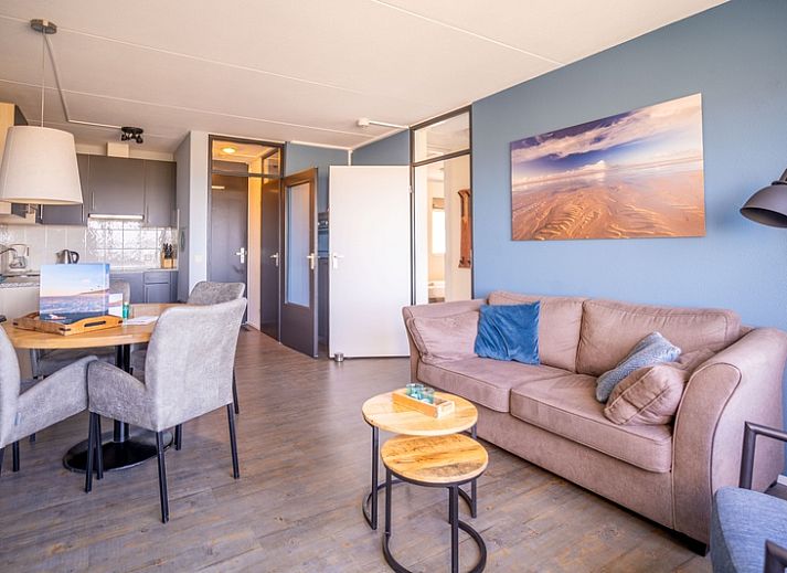 Gezellige woonkamer in Appartement Juliana 156 Zeezicht, De Koog, Texel, met prachtig uitzicht op de zee.