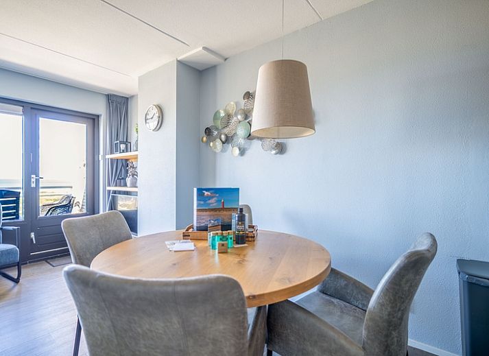 Stijlvolle zithoek in Appartement Juliana 156 Zeezicht, De Koog, Texel, met grote ramen en uitzicht op de Wadden.