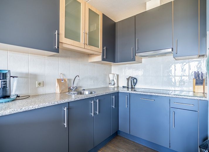 Stijlvolle zithoek in Appartement Juliana 156 Zeezicht, De Koog, Texel, met grote ramen en uitzicht op de Wadden.