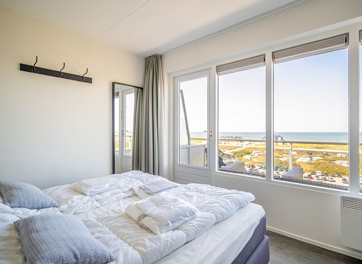 Stijlvolle zithoek in Appartement Juliana 156 Zeezicht, De Koog, Texel, met grote ramen en uitzicht op de Wadden.