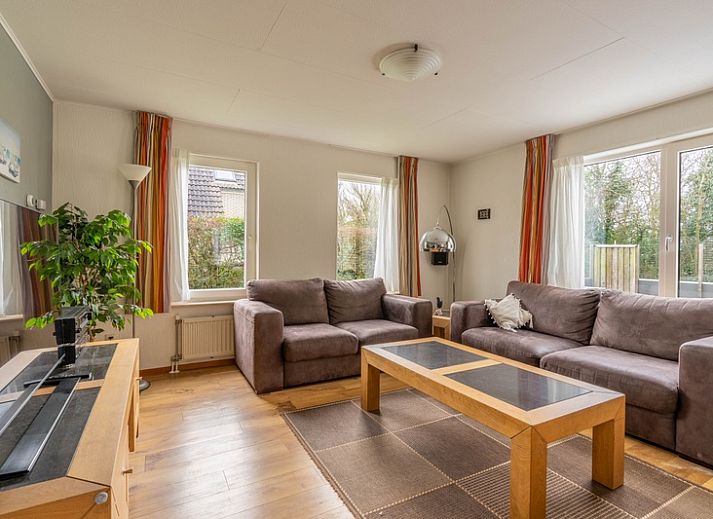 Vakantiehuis Kamperfoelie 43 met sauna in De Koog, Texel, omgeven door een groene tuin en zonnig terras.