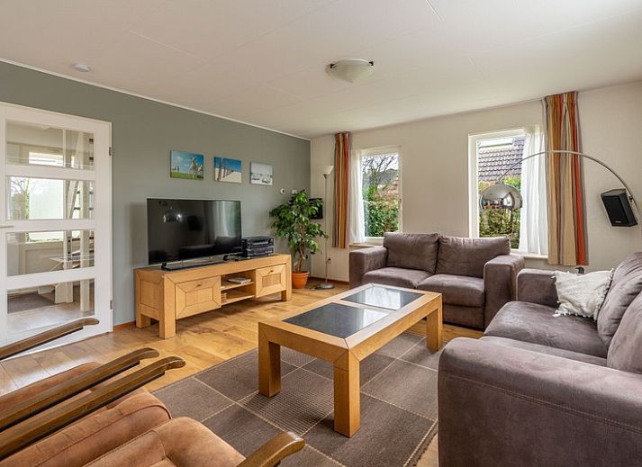 Vakantiehuis Kamperfoelie 43 met sauna in De Koog, Texel, omgeven door een groene tuin en zonnig terras.