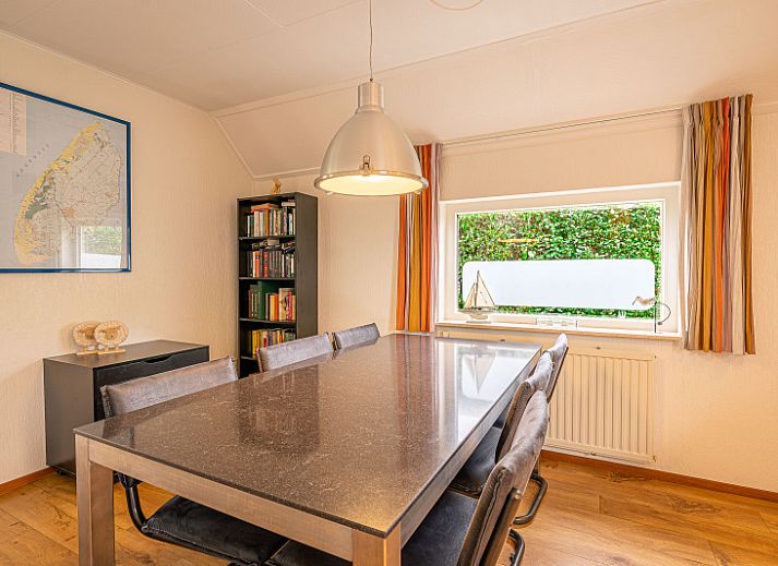 Gezellig terras van Vakantiehuis Kamperfoelie 43 met sauna in De Koog, Texel, ideaal voor ontspanning.