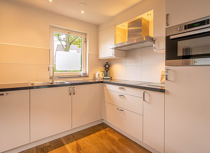 Gezellig terras van Vakantiehuis Kamperfoelie 43 met sauna in De Koog, Texel, ideaal voor ontspanning.