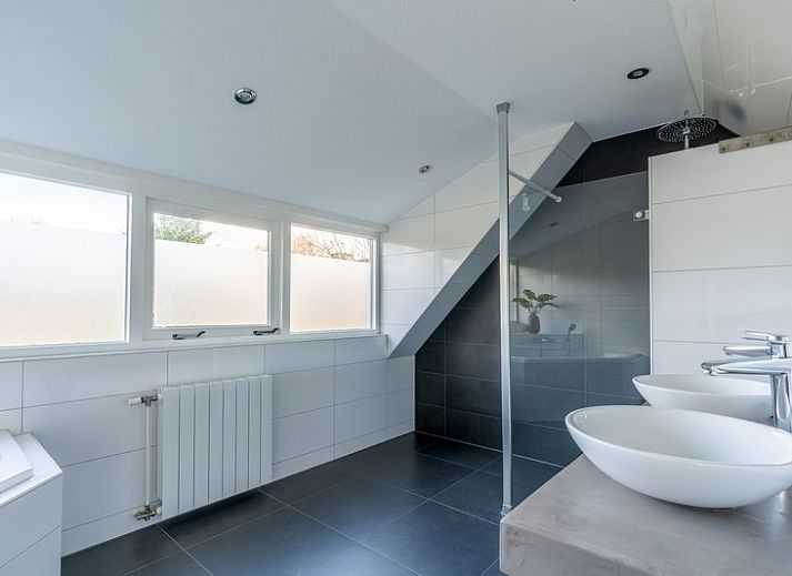 Gezellig terras van Vakantiehuis Kamperfoelie 43 met sauna in De Koog, Texel, ideaal voor ontspanning.