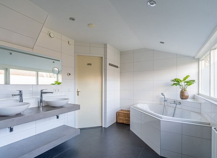 Ruime woonkamer in Vakantiehuis Kamperfoelie 43 met sauna, De Koog, Texel, met comfortabele banken en veel licht.