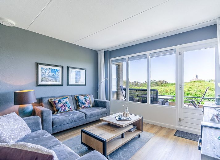 Appartement Juliana 042 Eiland en Zeezicht in De Koog, Texel met uitzicht op groene duinen vanuit de woonkamer.